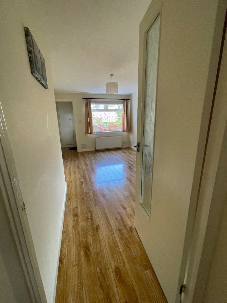 Spacious One-bedroom flat to rent in Leith with garden and private parking 