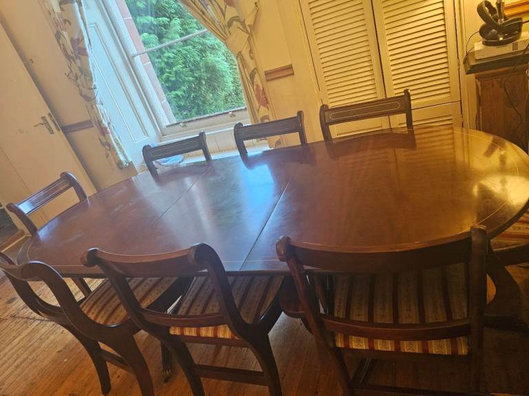 Dining table with 8 chairs 