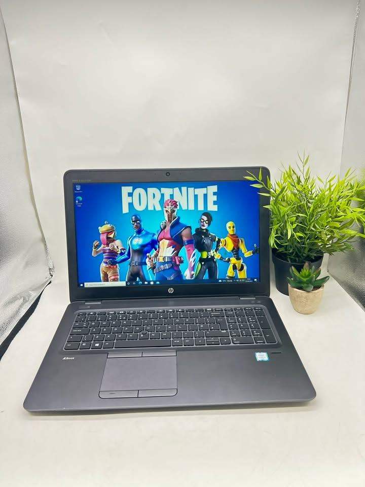 Powerful HP ZBook 15u G3 | i5 | 256GB SSD | AMD Graphics | CAD & Gaming Ready