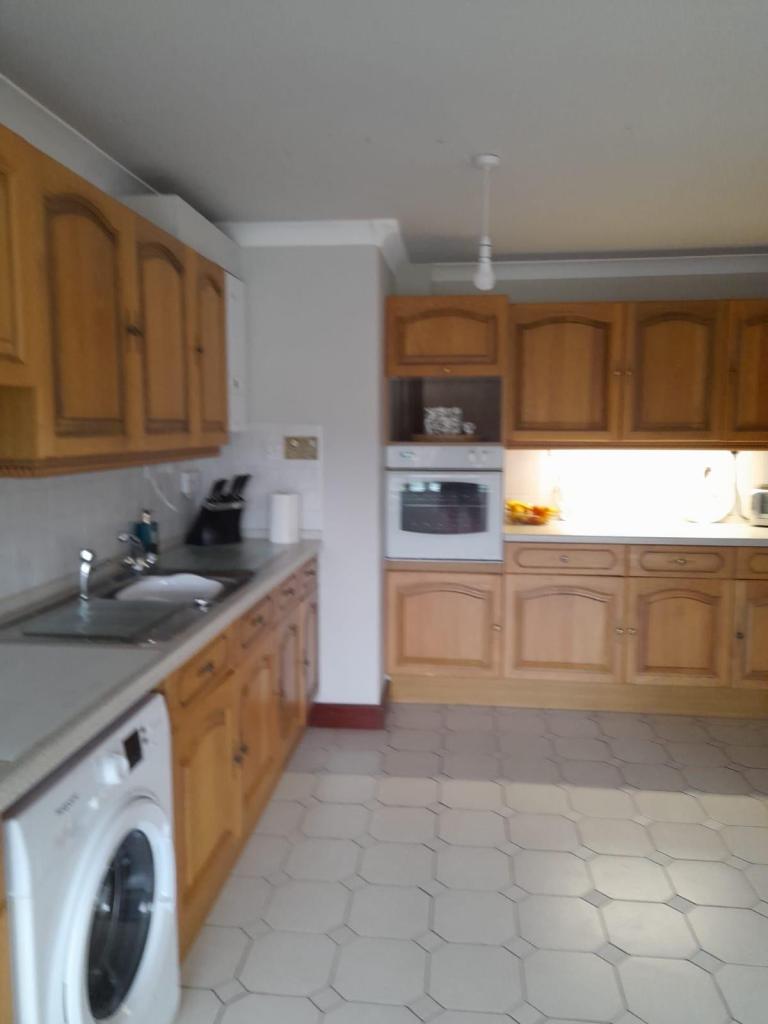Full Kitchen Units and Appliances - Good Condition