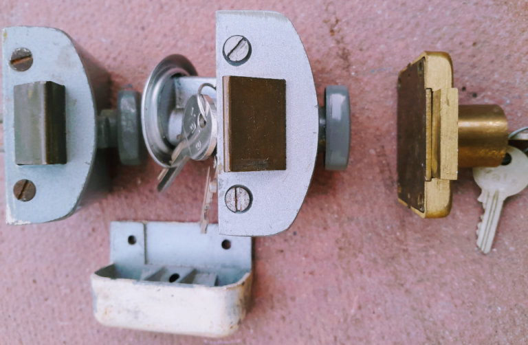 3 Yale Locks (1 in brass); 2 with key mechanism & pairs of keys