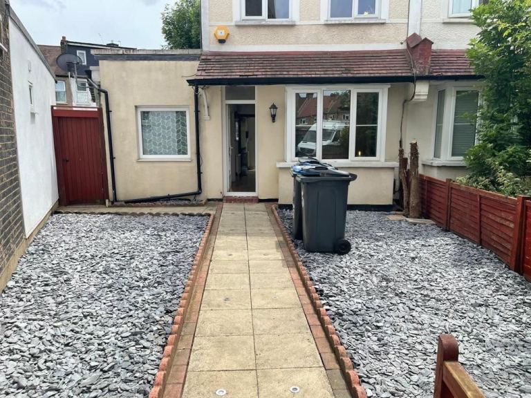 6 Bed 3 bath HMO with separate outhouse- CR7 COMPANY LET WELCOME