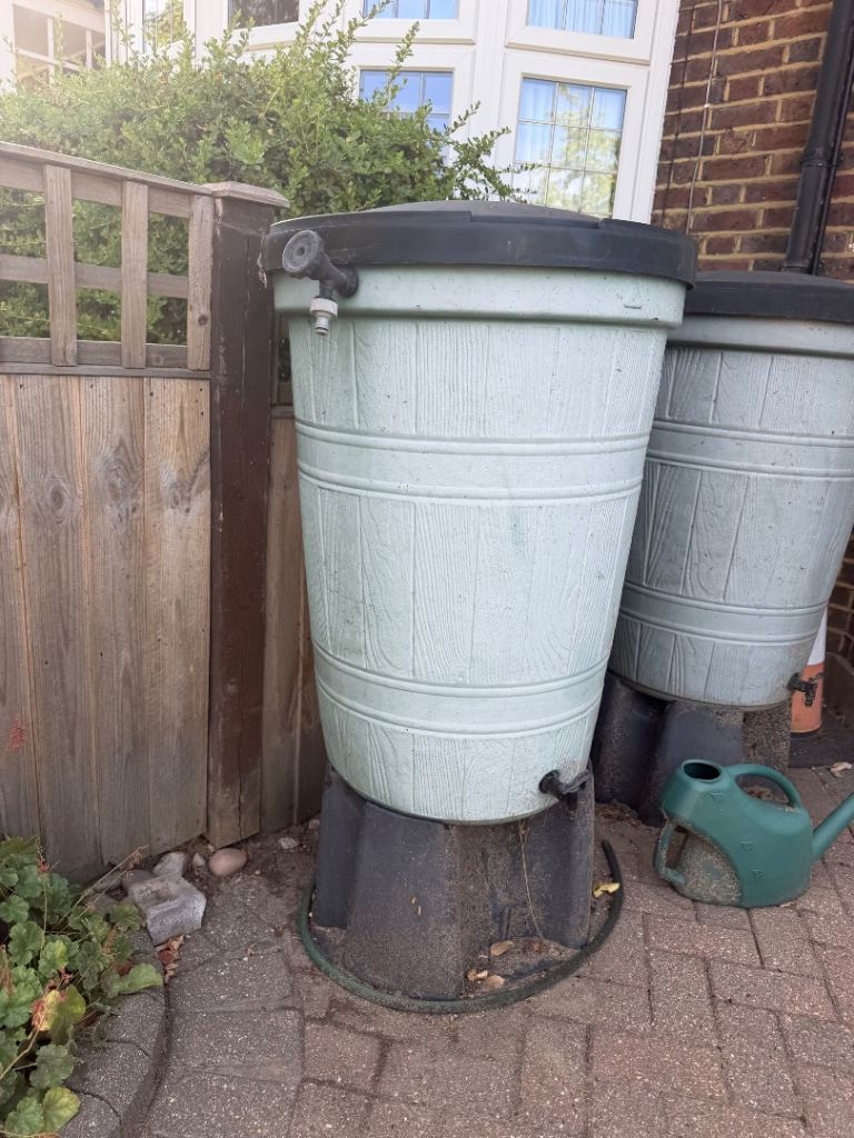 Water Butt with Stand and Tap – Good Condition