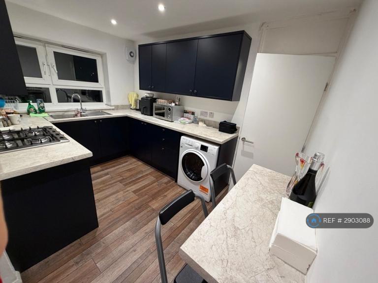 2 bedroom flat in Atkinson House, London, E13 (2 bed) (#2903088)