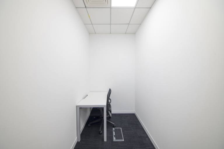 Swindon - SN5 6QR \ Compact Office for Rent for 1 Person