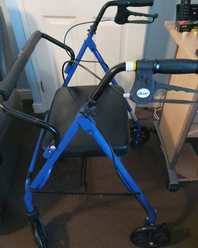 Drive DeVilbiss Lightweight Aluminium Rollator with Seat and Backrest – Four Wheel