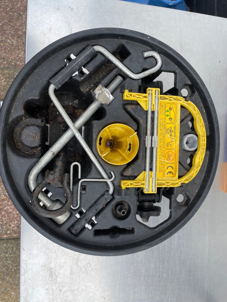 Renault Clio MK2 (S‑Reg) Spare Wheel Tool Kit – MAX 630 kg Jack – Sold as Seen