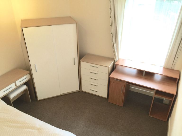 DOUBLE BEDROOM IN SUPERB TOP FLOOR OLD ABERDEEN APARTMENT BY UNIVERSITY