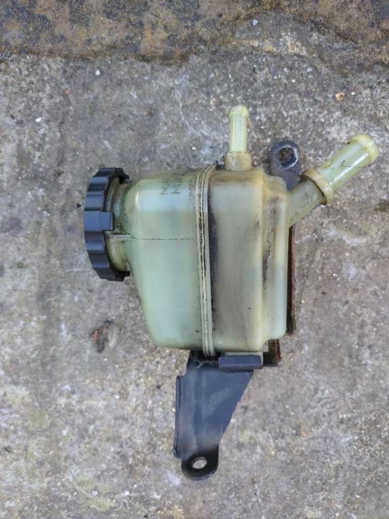 ***  FOR SALE *** Toyota Corolla 2001 E11 Power Steering reservoir bottle 