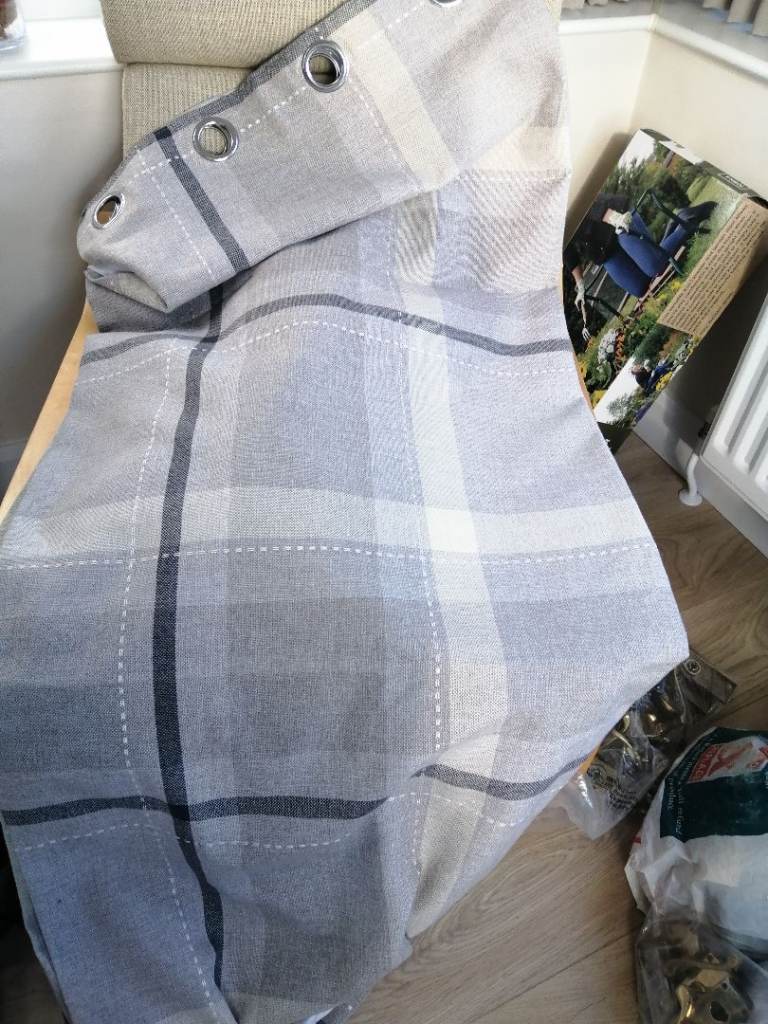 SINGLE EYELET CURTAIN PANEL - L 90" x W 54" - GREAT CONDITION