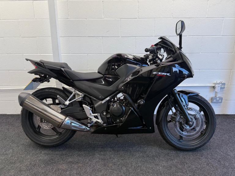 HONDA CBR300R ** CRASH PROECTORS - LOW MILEAGE - MARCH 27 MOT **