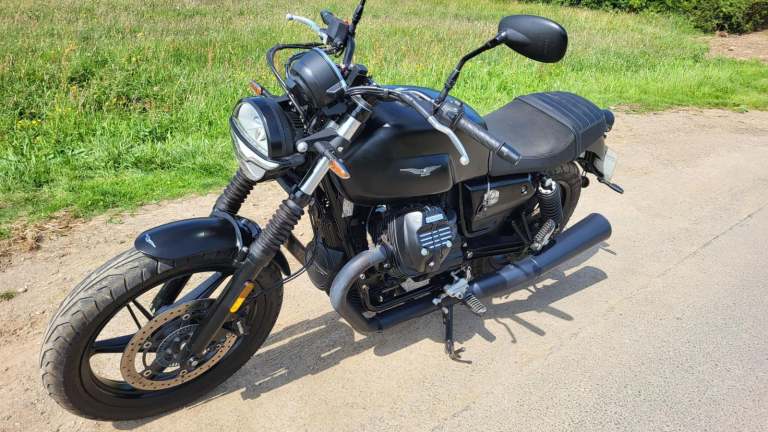 2022 22 MOTO GUZZI V7 IV STONE 3k MILES ONLY BLACK RETRO NAKED CLASSIC STYLING