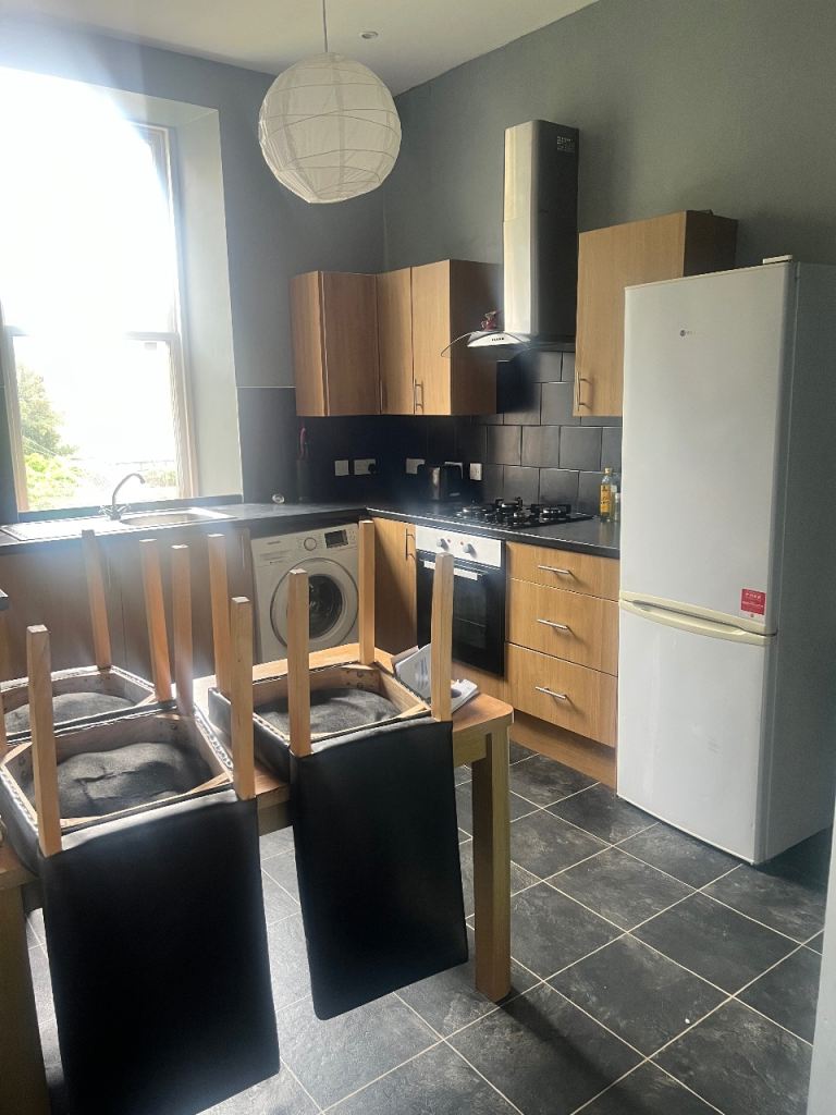 2 bed flat to let g12 Hillhead 
