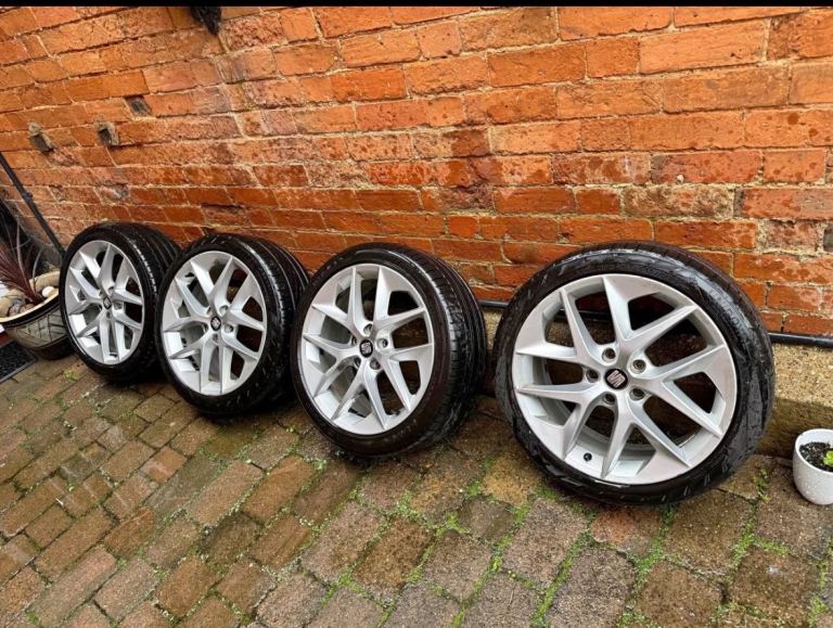 GENUINE SEAT LEON 18 INCH ALLOY WHEELS