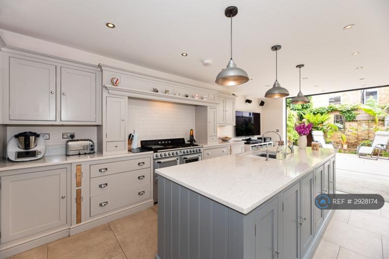 5 bedroom house in Shelgate Road, London, SW11 (5 bed) (#2928174)