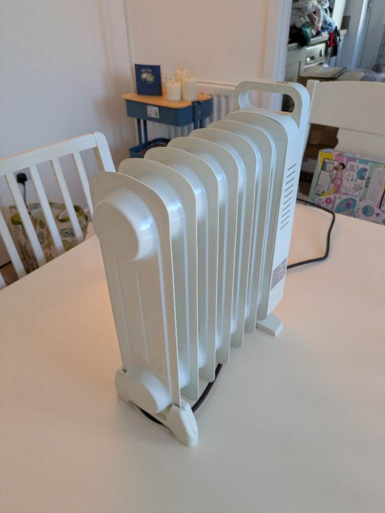Portable oil-filled electric radiator / heater
