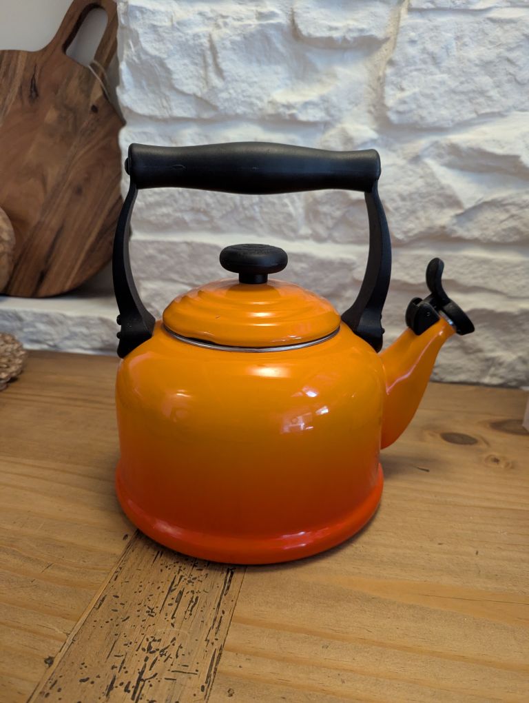 Le Creuset Enamel Whistling Kettle – Orange  