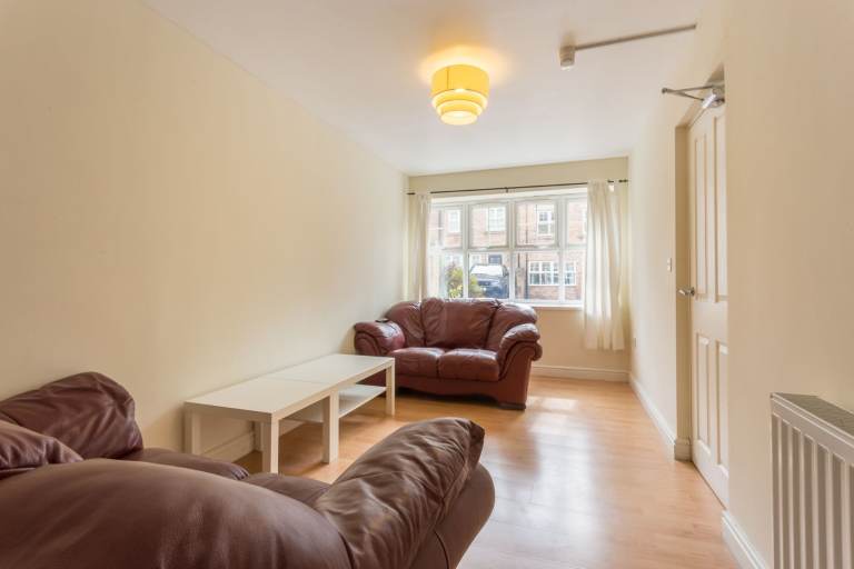 Large Ensuite Room in Friendly Professional House Share 