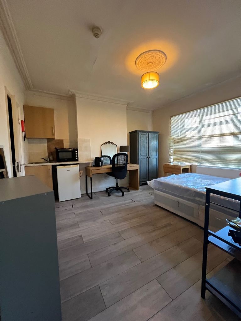 Ground floor Flat 1-Spacious self contained studio NW11