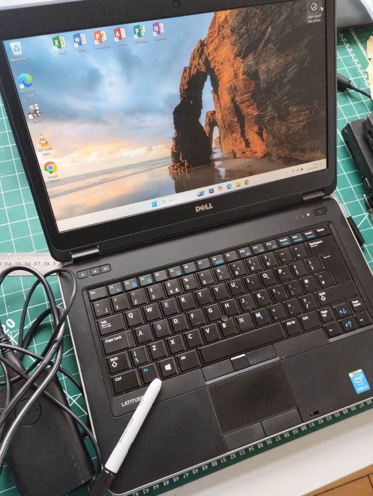 Windows 11, FULL MS OFFICE Dell laptop. 8GB RAM, i5, 120GB SSD + 320GB HDD, , Webcam, DVD, HDMI 
