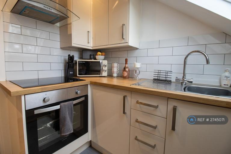 2 bedroom flat in Harrogate Road, Leeds, LS17 (2 bed) (#2745071)