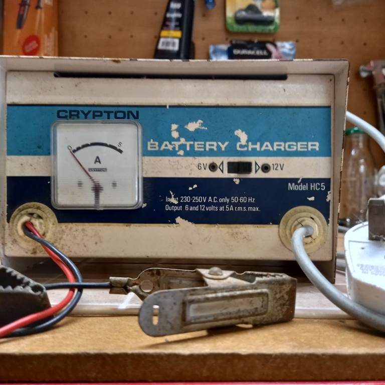 CRYPTON Battery Charger. 6v/12v