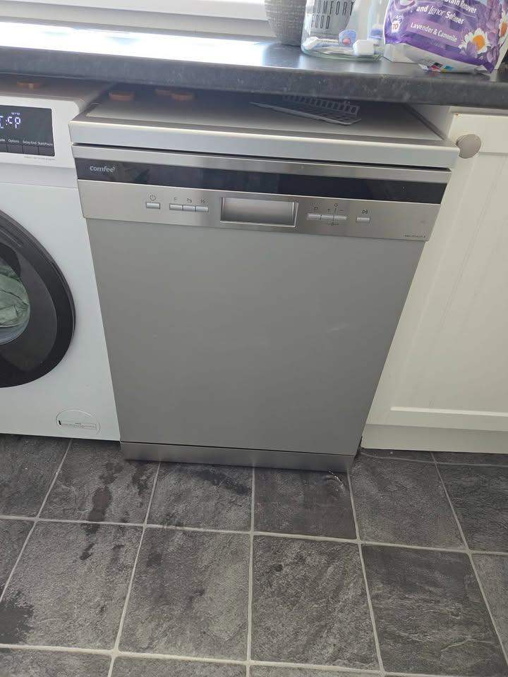 Comfee Freestanding Dishwasher – Silver, Good Condition