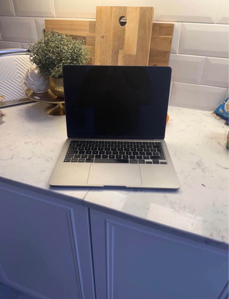 MacBook Air 2022 - M2 Chip - 1TB SSD - 8gb RAM - Space Grey