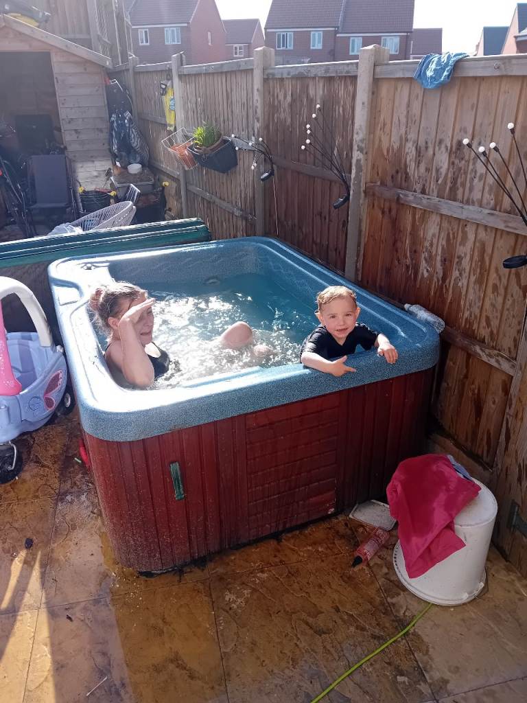 Family Hot Tub – Good Condition, Ready for Summer Fun