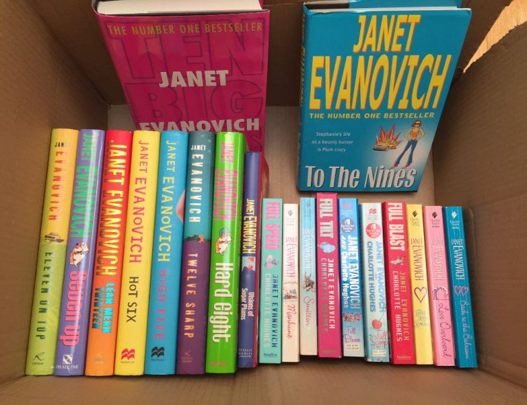 LIKE NEW x20 US BESTSELLING AUTHOR JANET EVANOVICH BOOKS (Romance Novels Collection)
