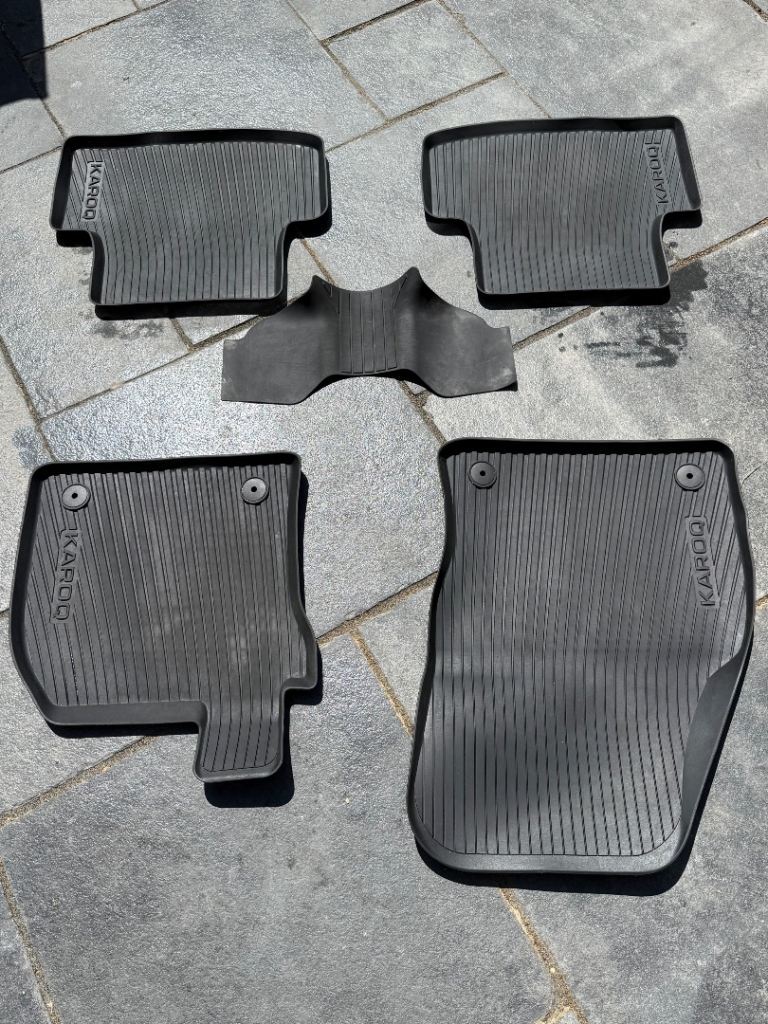 Genuine Skoda Karoq Rubber Floor Mats – Full Set – OEM All-Weather Mats – Excellent Condition