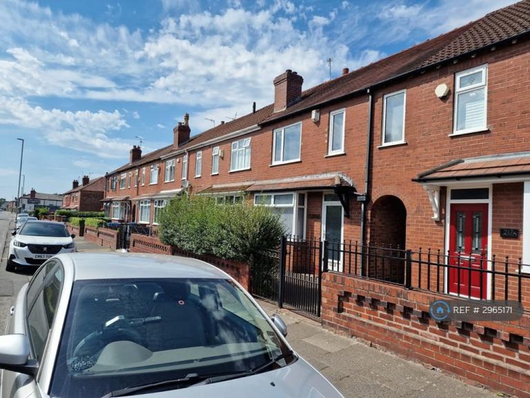 3 bedroom house in Oldham Road, Manchester, M24 (3 bed) (#2965171)