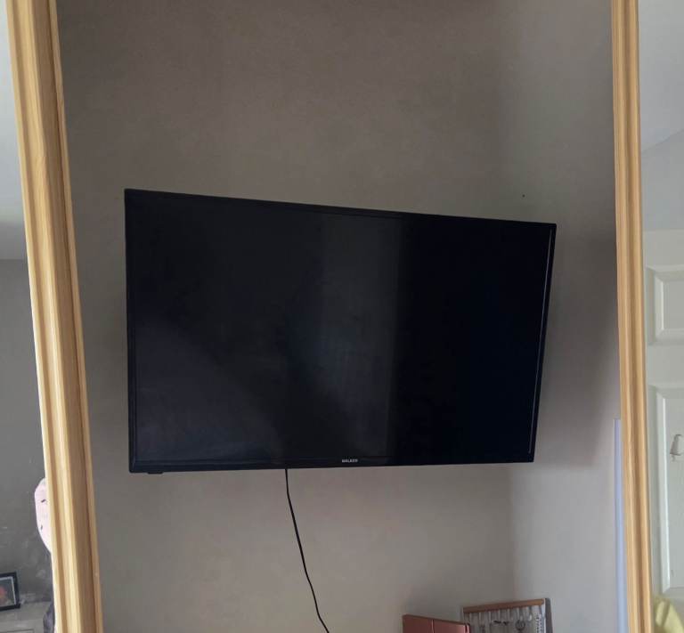 40 inch, walker tv with brackett