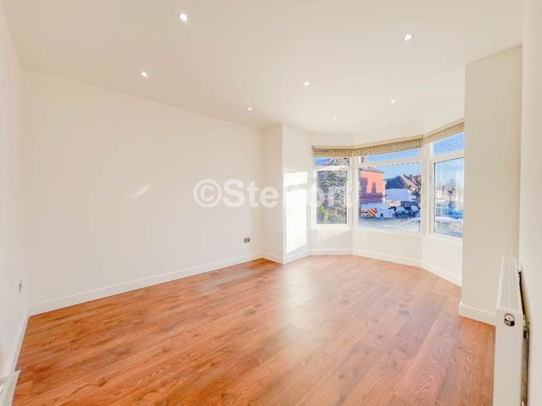 2 bedroom flat in Squires Lane, London, N3
