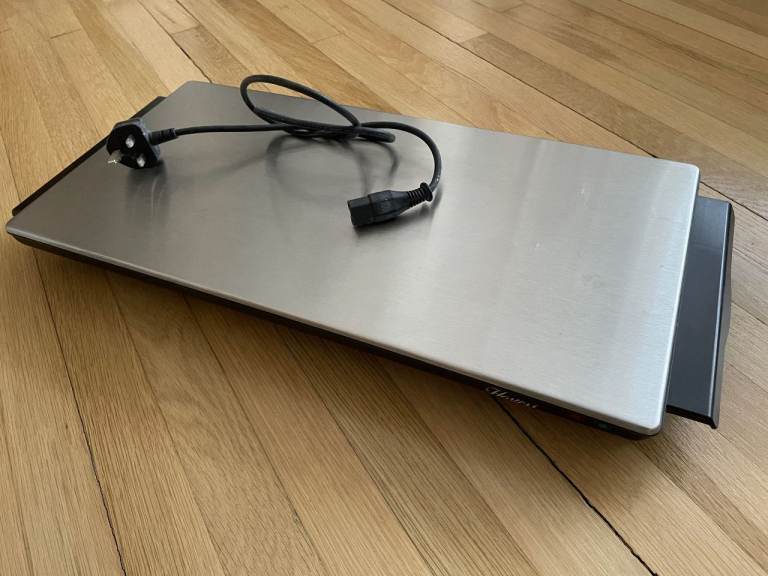 Cordless Hostess large tray keeps food hot at the table
