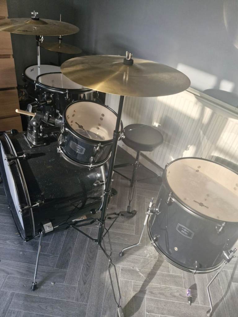 Gears4music drum kit with sticks