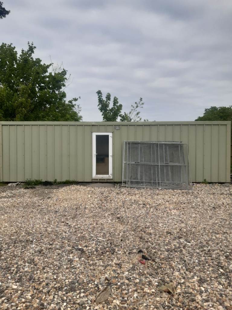 2 bed accommodation units plus big yard to rent very secure cctv 