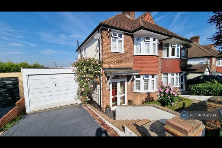 3 bedroom house in Heatherbank, London, SE9 (3 bed) (#3021733)