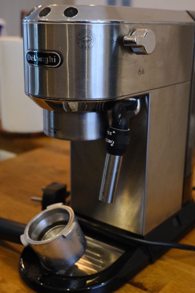 De'Longhi Dedica Style, Traditional Pump Espresso Machine, Coffee and Cappuccino EC685M, Silver