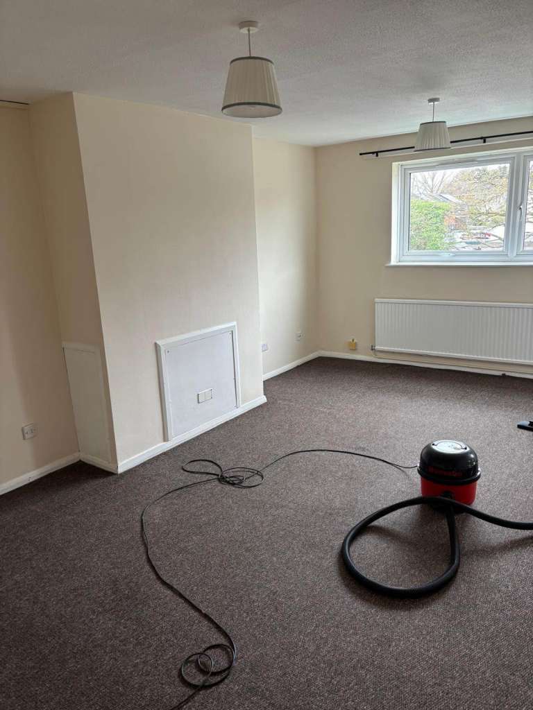 2 bed flat to rent in Northolt West London