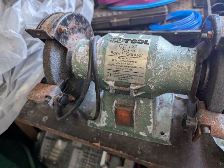 NUTOOL 240V 125W 125MM BENCH GRINDER IN GOOD WORKING ORDER + CAN BE SEEN WORKING WITH DECENT DISCS.