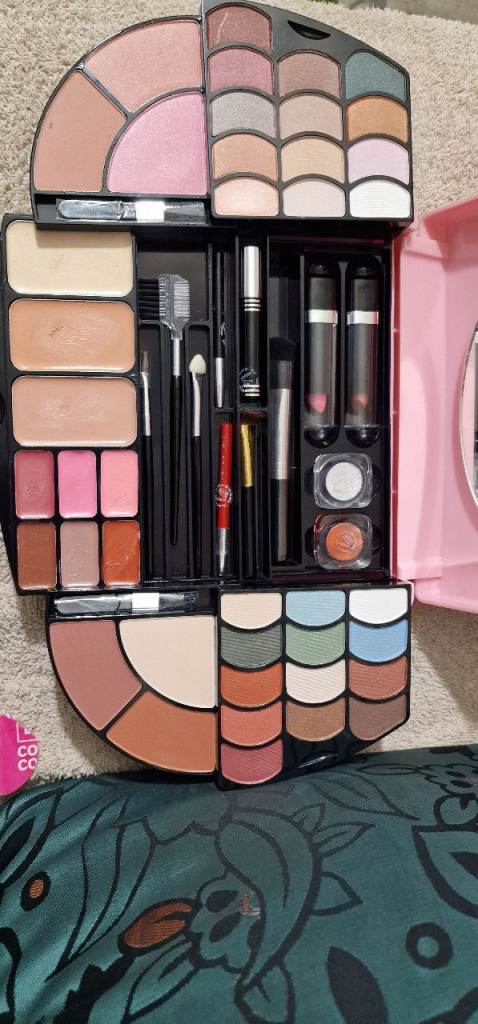 Pretty Pink : Things Complete Cosmetic Set - Boxed