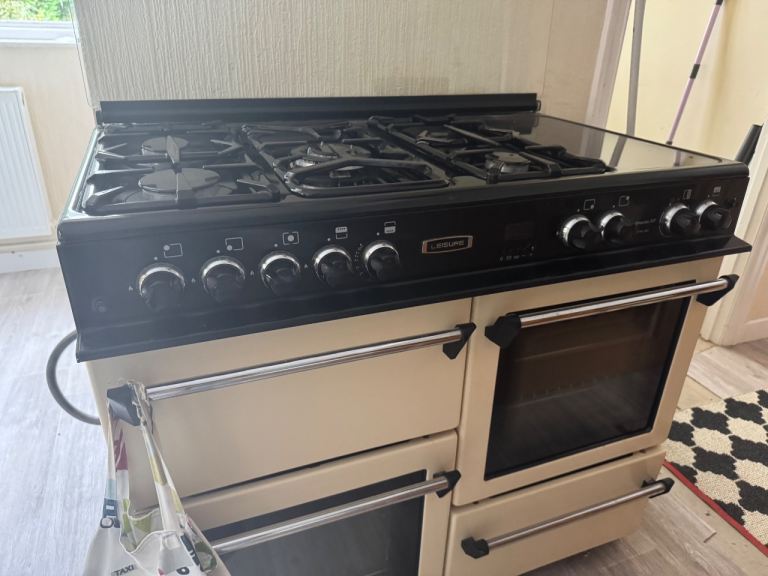 Leisure Range Cooker - Cream and Black, excellent condition 