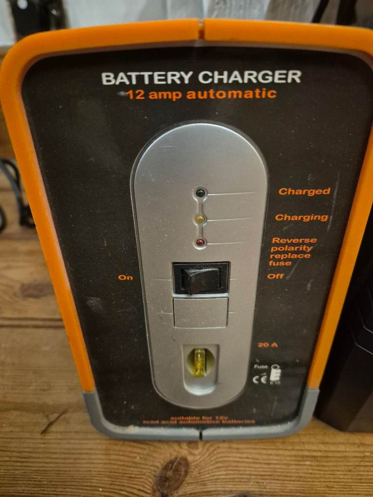Battery charger suitable for lead acid automotive batteries 
