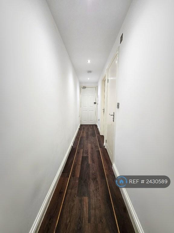 1 bedroom flat in Connaught Towers, Thornton Heath, CR7 (1 bed) (#2430589)