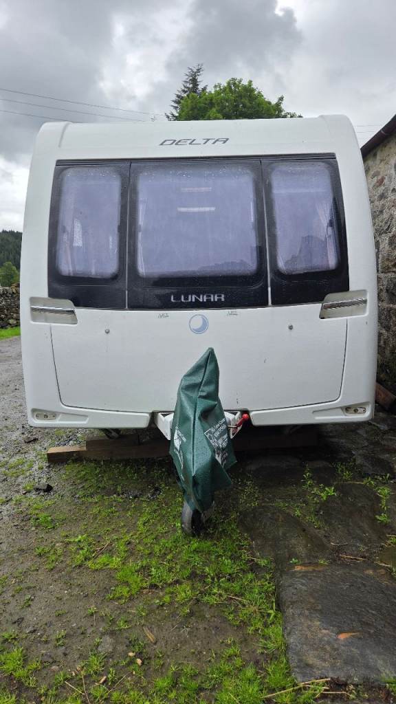 Luna Delta twin axel Caravan 