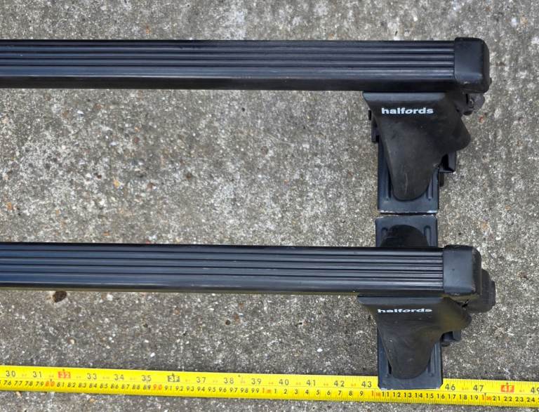 HALFORDS Roof Bars -SEE MISSING PLASTIC CLIP. READ DESCRIPTION PLEASE.
