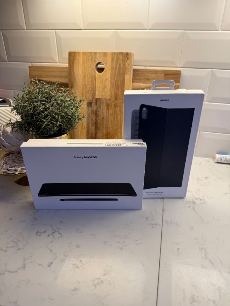 Samsung Galaxy Tab S11 - 128gb - 5g + Official Samsung Keyboard