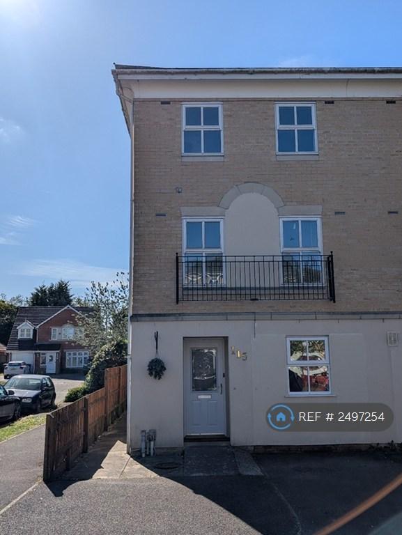 4 bedroom house in Hurworth Avenue, Slough, SL3 (4 bed) (#2497254)