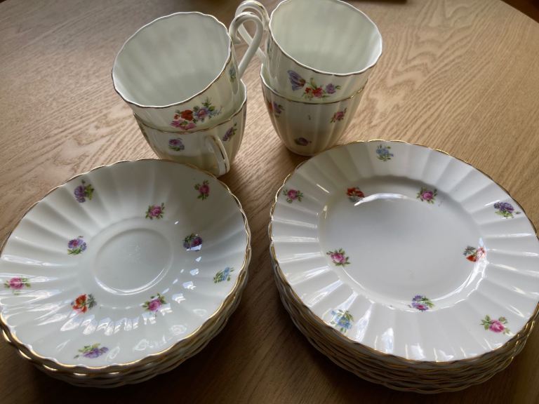 Fine English bone china, 22kt gold, tea set